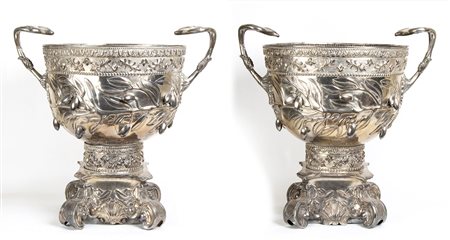 Imponente coppia di vasi biansati peruviani in argento - inizio XX secolo