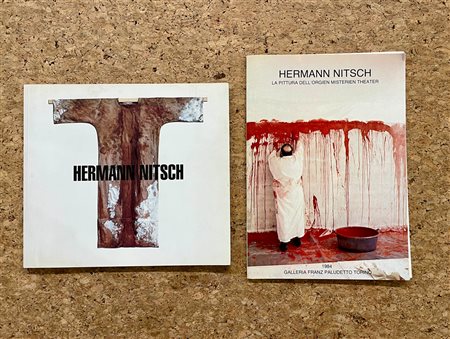 HERMANN NITSCH - Lotto unico di 2 cataloghi, di cui 1 autografato
