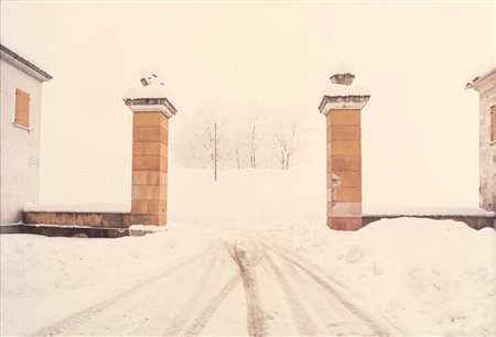 Luigi Ghirri (1943-1992)  - Pomponesco. Argine del Po visto dalla piazza, dalla serie "Il profilo delle nuvole", 1989