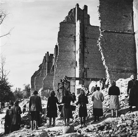 Robert Capa (1913-1954)  - Senza titolo (Bombardamento a Lipsia), 1945