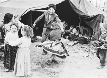 Mario Giacomelli (1925-2000)  - Zingari, 1958