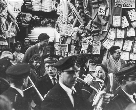 Enzo Sellerio (1924-2012)  - Palermo. Confratelli durante una processione, 1959