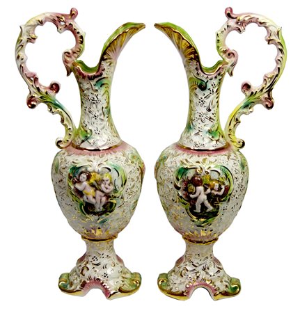 COPPIA DI VASI manifattura Capodimonte, decorati con putti e motivi dorati, h...