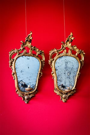 Coppia di specchiere a ventola ad una fiamma in legno intagliato e dorato