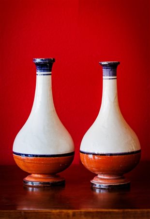 Coppia di ampolle porta cero in ceramica