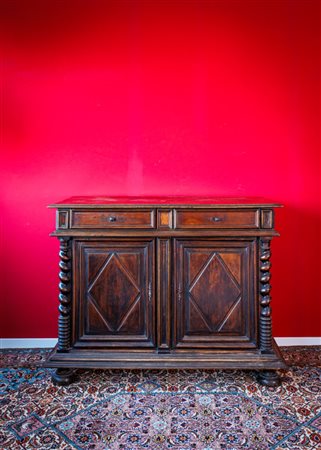 Credenza in noce intagliato a patina scura