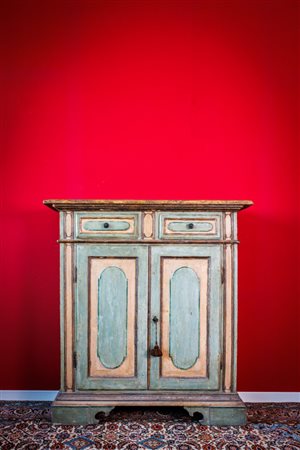 Piccola credenza in legno intagliato e laccato nei toni del celeste e dell'avorio