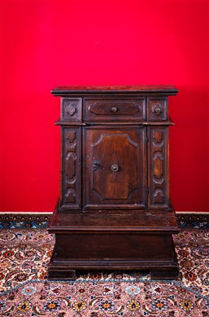 Inginocchiatoio in noce intagliato a patina scura