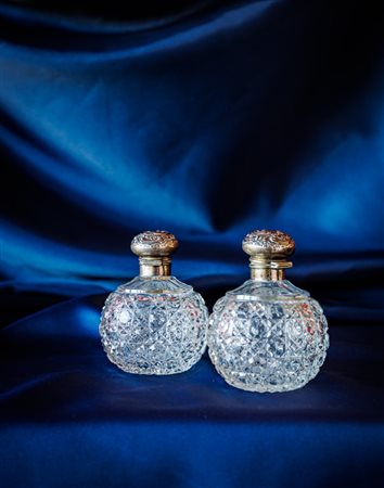 Coppia di bottiglie portaprofumo in cristallo tagliato e tappi in argento