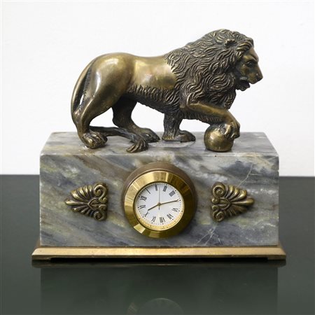 Leone in bronzo dorato con orologio