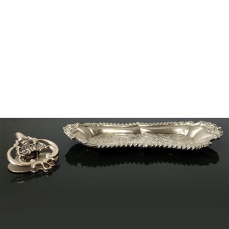 Portapenne e pinza porta carte in metallo argentato, Primi XX secolo