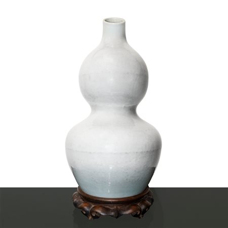 Vaso a forma di zucca nei toni del bianco perlato, XIX secolo