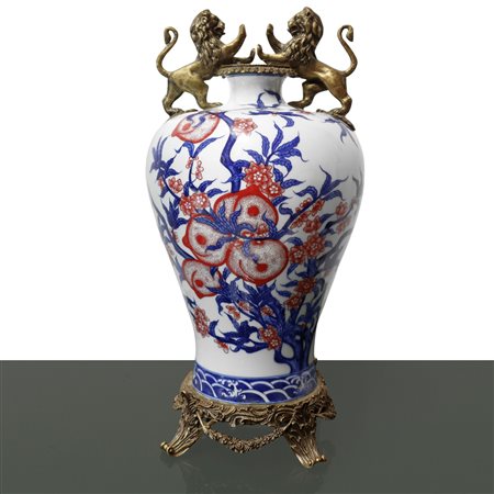 Vaso in porcellana bianca con decorazioni in blu e pesche rosa, decorazioni di leoni in bronzo, XIX secolo Qiang Long Nian Zhi