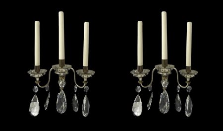 Coppia di appliques in metallo e brindoli a tre candele