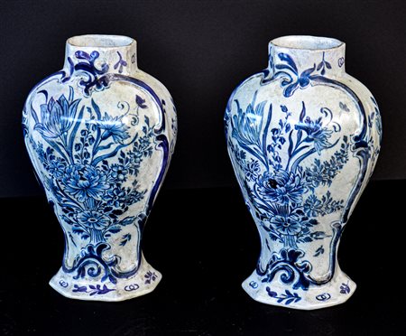 COPPIA DI VASI SFACCETTATI IN MAIOLICA