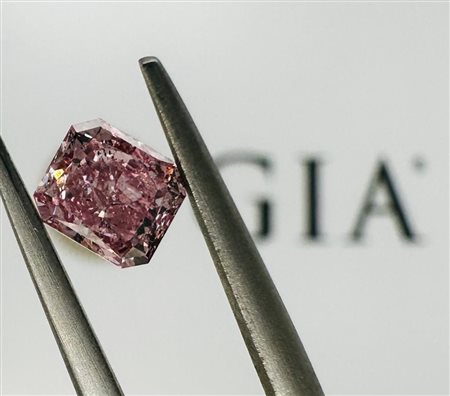 DIAMANTE 0,63 CT FANCY ROSA INTENSO – PUREZZA I1 - TAGLIO RADIANTE -...