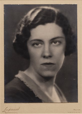 LUXARDO LAZZARO (1865 - 1949) - Lotto composto da n.5 fotografie. Carla d'abrusco; Vivi Livi; Delia Bodi; Virgilio Gottardi; La Signora Balestra.