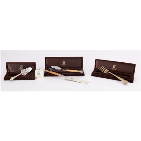 MANIFATTURA INGLESE XX SECOLO, Una raccolta di 4 oggetti