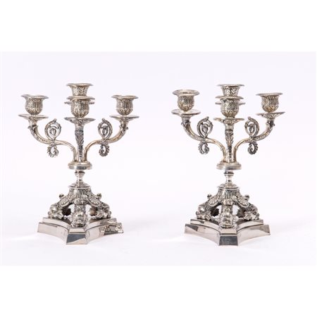 MANIFATTURA INGLESE DEL XX SECOLO, Coppia di candelabri