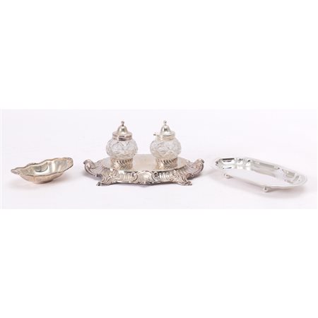 MANIFATTURA INGLESE XIX E XX SECOLO, Raccolta di 3 oggetti