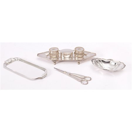 MANIFATTURA INGLESE DEL XX SECOLO, Una raccolta di 4 oggetti