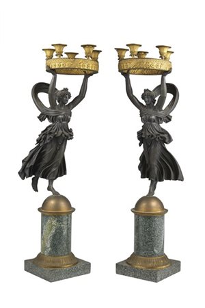 Coppia di candelabri in bronzo dorato e brunito, sostegni a vestali che sorregg
