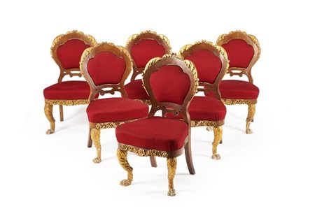 Gruppo di ventidue sedie lastronate in mogano con schienali sagomati e decorati