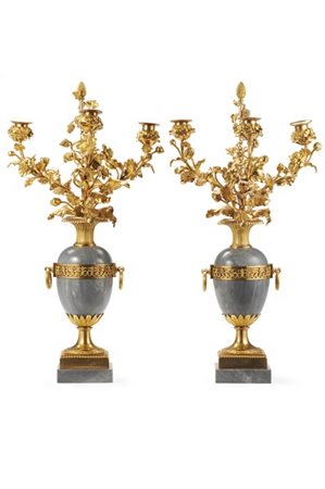 Coppia di candelabri biansati a tre fiamme in bronzo dorato con decoro a fiori