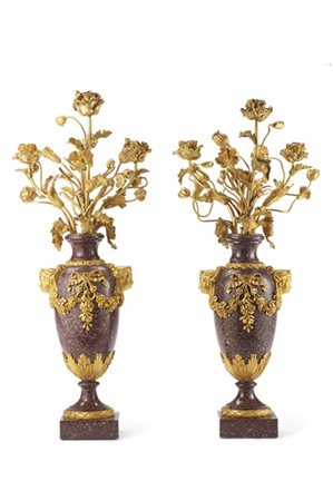 Coppia di vasi in porfido e bronzo dorato, anse a teste muliebri e festoni fior