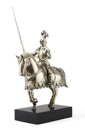 Buccellati (attr.)Cavaliere in armatura da torneo con lanciaFigura in argento