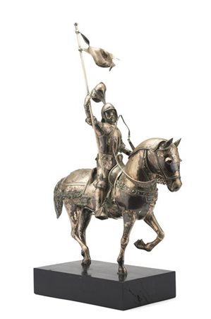 Buccellati (attr.)
Cavaliere in armatura da torneo con bandiera
Figura in argen