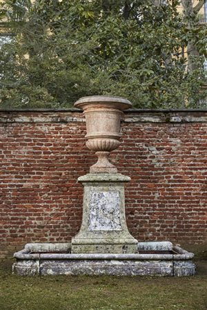 Coppia di grandi vasi di forma medicea in marmo rosso di Verona con basi a plin