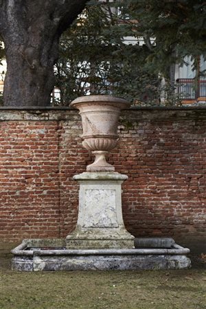Grande vaso di forma medicea in marmo rosso di Verona con base a plinto inquadr