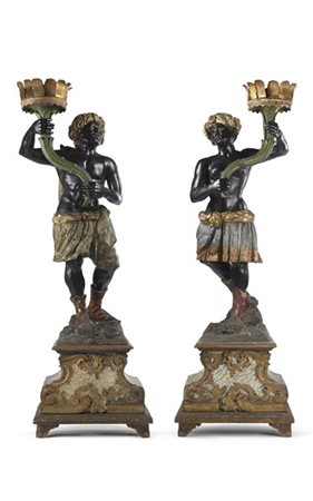 Coppia di grandi mori reggitorcia in legno intagliato, laccato e dorato con ves