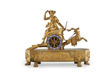 Pendola da camino in bronzo dorato raffigurante il Carro di Artemide su base ot
