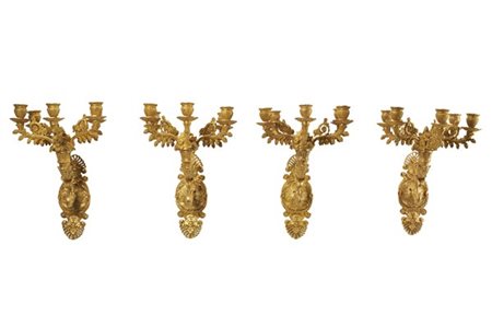Gruppo di quattro applique a cinque fiamme in bronzo dorato in foggia di cornuc
