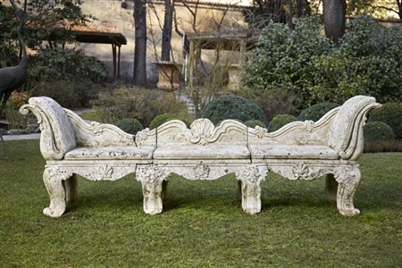 Coppia di panche in pietra in forma di divano a tre posti con schienale e bracc