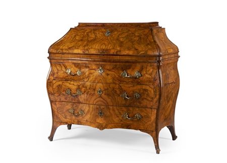 Ribalta bombata lastronata in radica e filettata in bois de rose. Fronte a tre