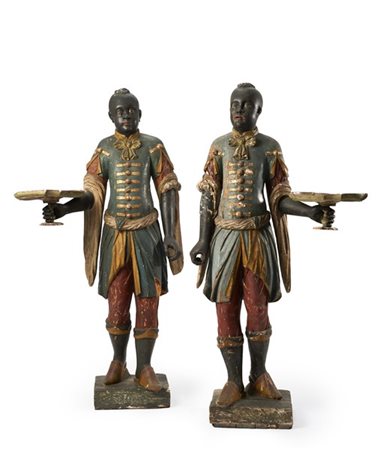 Coppia di servitori mori in legno scolpito e laccato in policromia e oro, che r