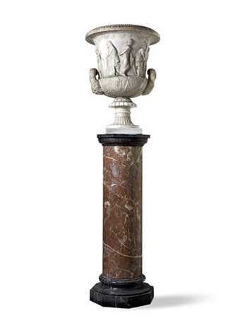 Vaso in marmo a cratere biansato, parte inferiore della vasca decorata a ramage