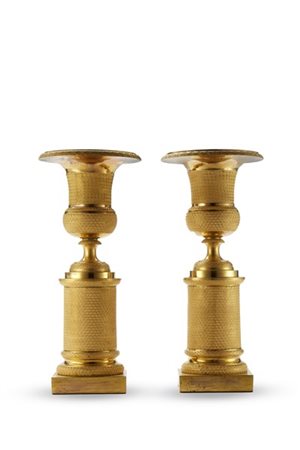 Coppia di vasi in bronzo dorato su sostegni a colonna e base quadrata, decori i
