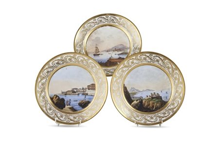 Manifattura napoletana, secolo XIX. Gruppo di tre piatti in porcellana, nel cav