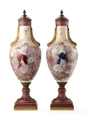 Manifattura francese, secolo XIX. Coppia di vasi in porcellana dipinta in polic