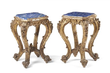 Coppia di tavolini in legno intagliato e dorato a mecca con gambe mosse termina