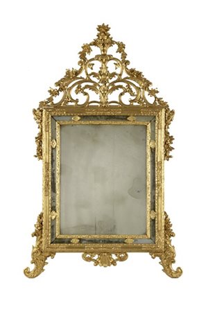 Specchiera in legno intagliato e dorato con cimasa traforata decorata a volute