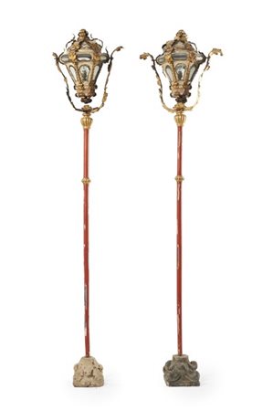 Coppia di torciere in latta laccata e decorata in rilievo in dorature a foglie
