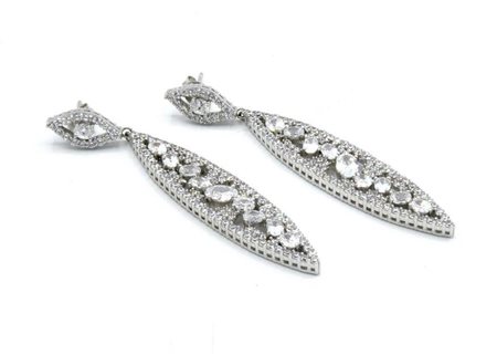 ORECCHINI PENDENTI MODELLATI A FOGLIA in argento 925, con fila di zirconi...