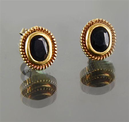 COPPIA DI ORECCHINI OVALI CON PICCOLO GRANATO AL CENTRO in metallo dorato,...