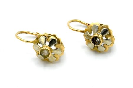 COPPIA DI ORECCHINI A MONACHELLA IN ORO GIALLO CON PICCOLA PIETRA CENTRALE in...