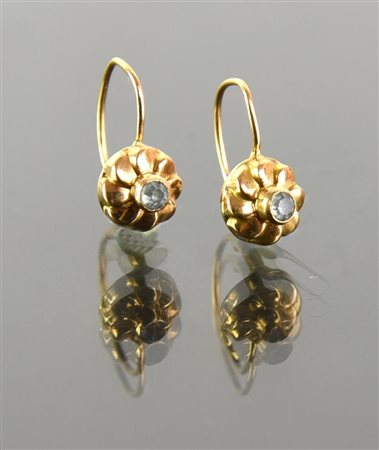 COPPIA DI ORECCHINI A MONACHELLA IN ORO GIALLO CON PICCOLA PIETRA CENTRALE in...